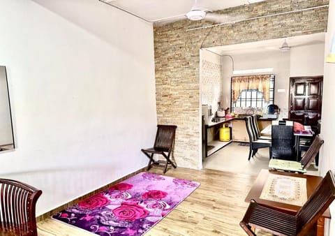 Living room, Seating area, Dining area, fireplace
