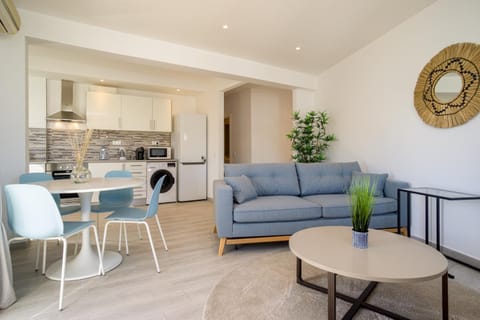 Kitchen or kitchenette, Living room, Seating area, Dining area