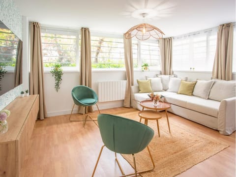 Property building, TV and multimedia, Living room, City view