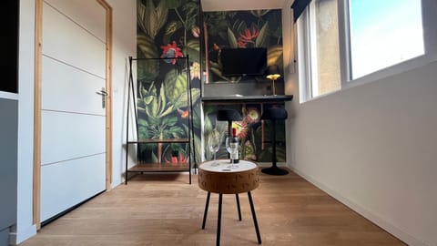 TV and multimedia, Decorative detail, Seating area, Dining area