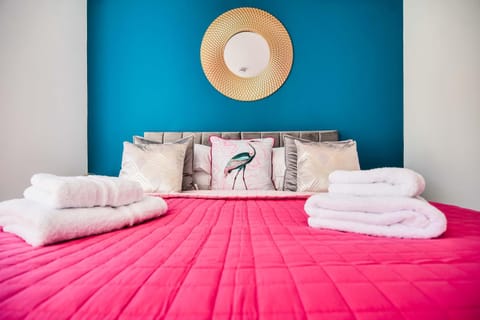 Bed, Bedroom, towels