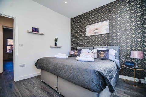 Bed, TV and multimedia, Photo of the whole room, Bedroom