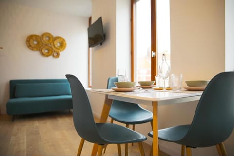 TV and multimedia, Seating area, Dining area