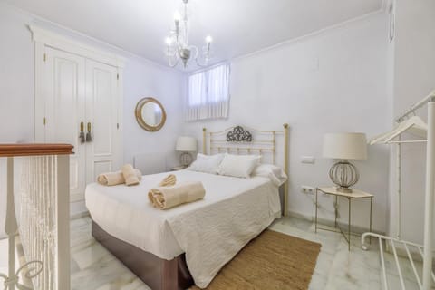 Bed, Photo of the whole room, Bedroom, heating, towels, wardrobe, air conditioner