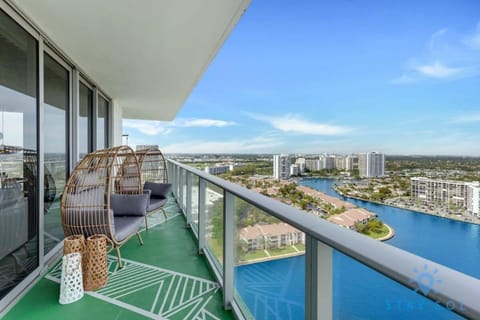 Jungle Experience, High Floor, Pools Apartment in Hollywood Beach