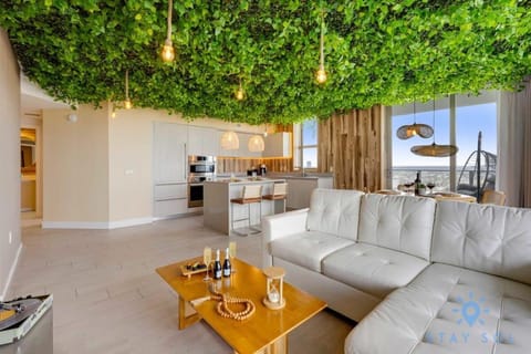 Jungle Experience, High Floor, Pools Apartment in Hollywood Beach