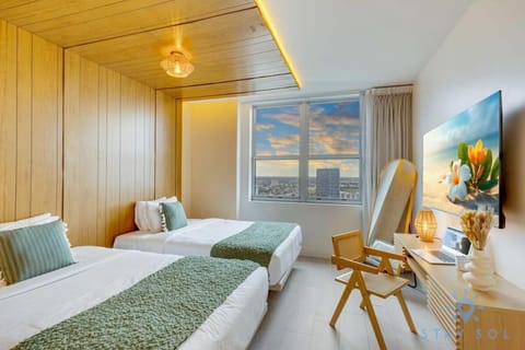 Jungle Experience, High Floor, Pools Apartment in Hollywood Beach