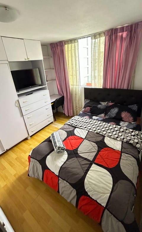 TV and multimedia, Photo of the whole room, Decorative detail, Bedroom