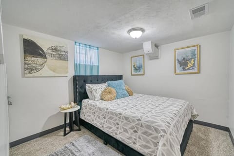 Beautiful Modern home with all year use HOT TUB, Pool table, Game room, & Propane fire pit!! House in Ferndale