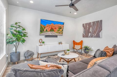 TV and multimedia, Living room, Seating area, fireplace