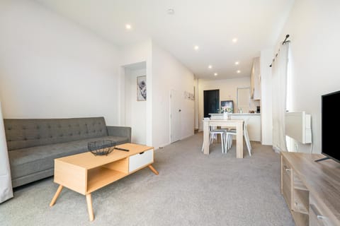 Cozy Brand New Townhouse 1 Bed and Breakfast in Auckland