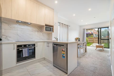 Cozy Brand New Townhouse 1 Bed and Breakfast in Auckland
