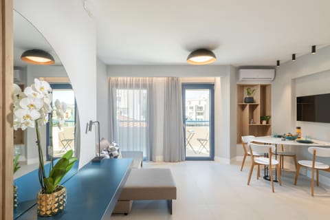 Seating area, Dining area, City view