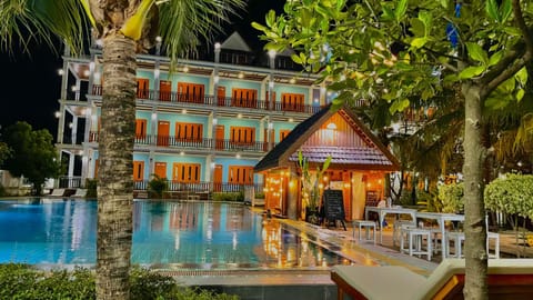 Property building, Garden, Garden view, Pool view, Swimming pool