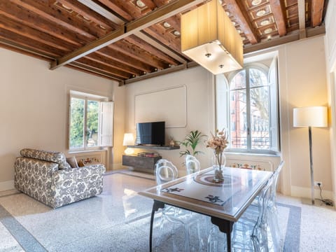 Communal lounge/ TV room, TV and multimedia, Living room, Seating area, Dining area, Communal kitchen, City view, Landmark view