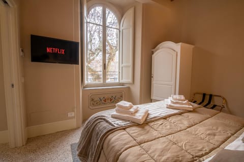 Bed, TV and multimedia, Photo of the whole room, Bedroom, towels, wardrobe