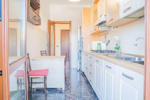 Kitchen or kitchenette, Dining area, stove