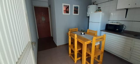 Kitchen or kitchenette, Dining area, minibar