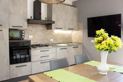 Kitchen or kitchenette, Dining area, dishwasher, oven