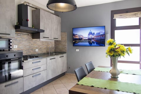 TV and multimedia, Kitchen or kitchenette, oven, stove