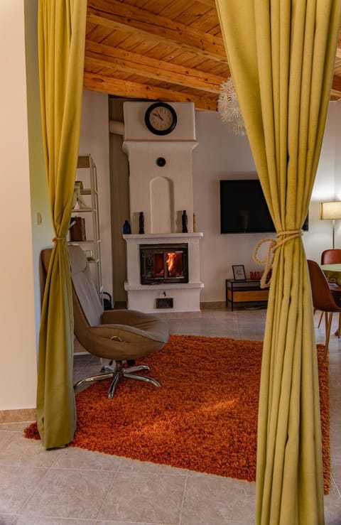 Communal lounge/ TV room, TV and multimedia, Living room, Seating area, Evening entertainment