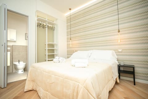 Toilet, Bed, Bathroom, Photo of the whole room, Bedroom, towels