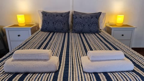 Bed, TV and multimedia, Decorative detail, Decorative detail, Animals, Bedroom, internet, pet friendly, pet friendly, towels, towels