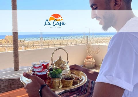 People, Natural landscape, Food and drinks, Food, Sea view, Drinks, group of guests
