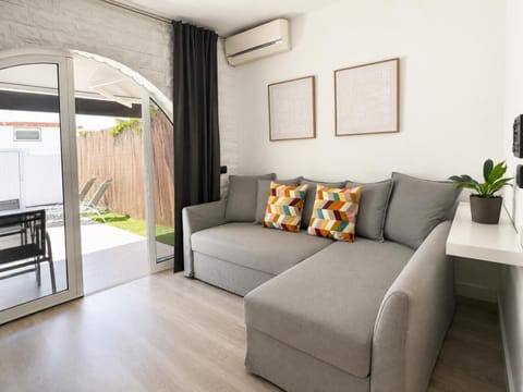 Living room, Seating area, air conditioner