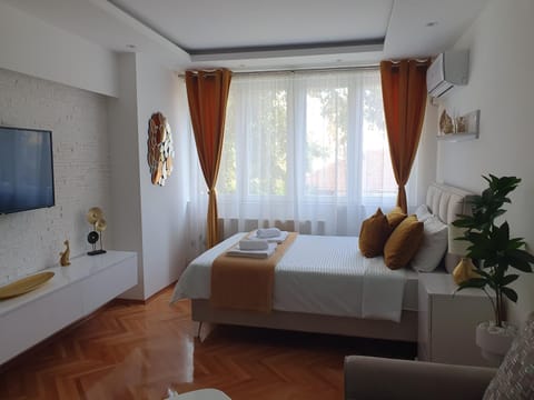 Bed, TV and multimedia, Photo of the whole room, Bedroom, towels