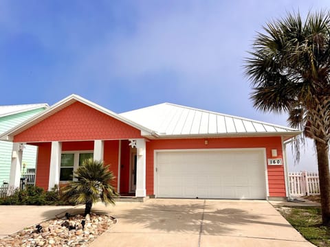 Property building, Facade/entrance, Garden, Parking