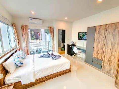 TV and multimedia, Living room, Photo of the whole room, Seating area, Bedroom, Quiet street view, towels, wardrobe, air conditioner