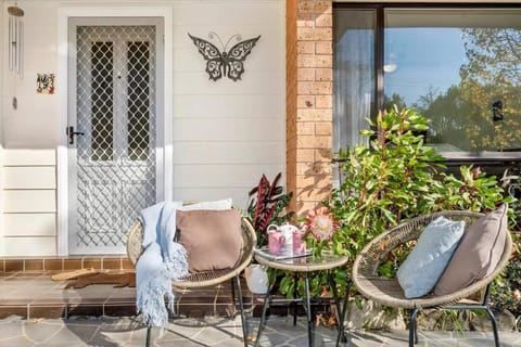 Property building, Garden, Balcony/Terrace, Seating area