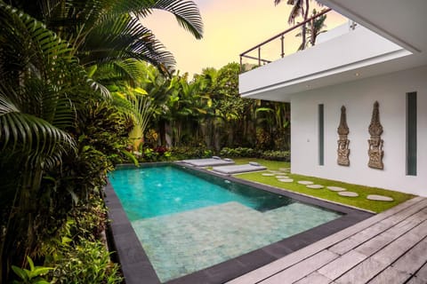 Property building, View (from property/room), Balcony/Terrace, Pool view, Swimming pool