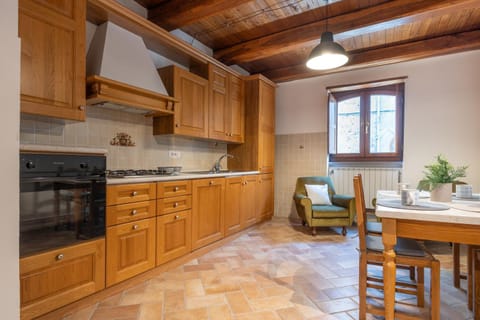 Kitchen or kitchenette, Dining area, dishwasher, pet friendly, stove