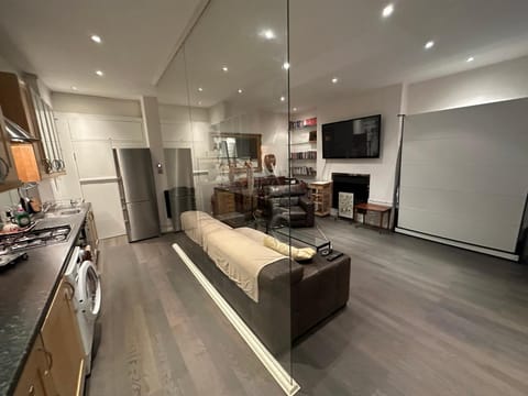 Bed, TV and multimedia, Kitchen or kitchenette, Living room, Seating area, Evening entertainment, Bedroom