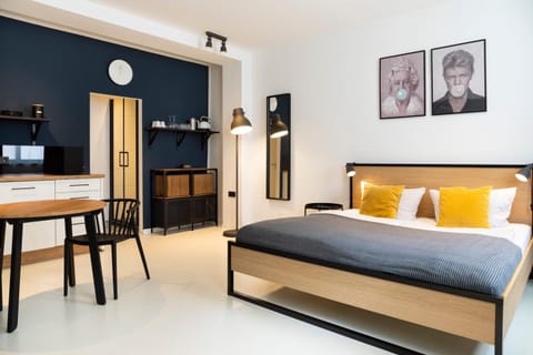 Bed, Kitchen or kitchenette, Photo of the whole room, Seating area, Dining area, Bedroom, hair dresser