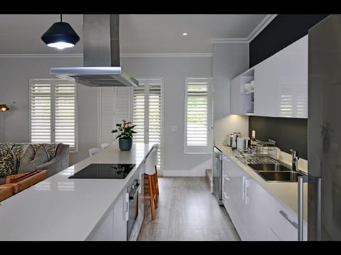 Kitchen or kitchenette, Dining area, stove