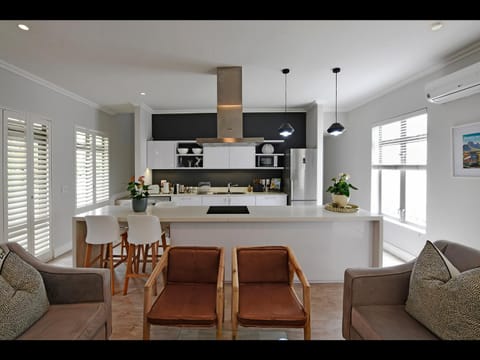 Kitchen or kitchenette, Living room, Seating area, Dining area, stove