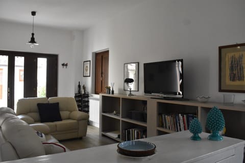 Communal lounge/ TV room, TV and multimedia, Living room, Seating area, Evening entertainment