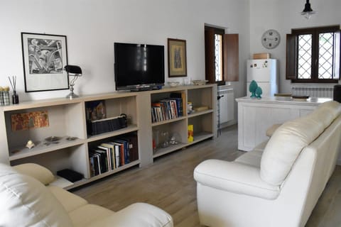Communal lounge/ TV room, TV and multimedia, Living room, Seating area, Evening entertainment