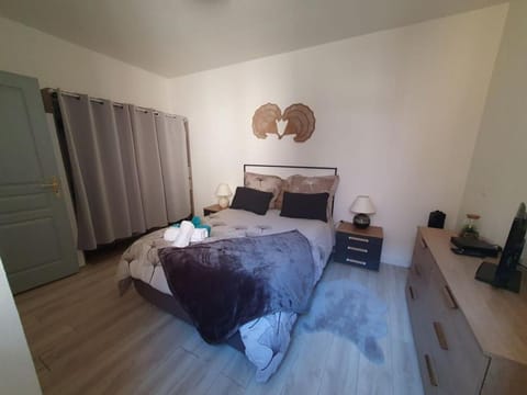 Bed, TV and multimedia, Photo of the whole room, Bedroom, towels