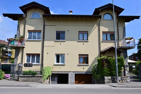 Property building, Day, Garden, Balcony/Terrace, air conditioner, air conditioner