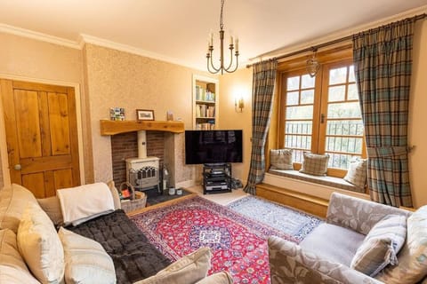 TV and multimedia, Living room, Seating area, flat iron, internet