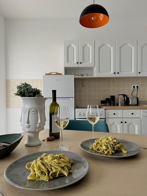 Kitchen or kitchenette, Food and drinks, Food and drinks, Dining area, Food, Food, Breakfast, Breakfast, Lunch, Lunch, Dinner, Dinner, Drinks, Drinks, Alcoholic drinks, Alcoholic drinks, kitchen, kitchen