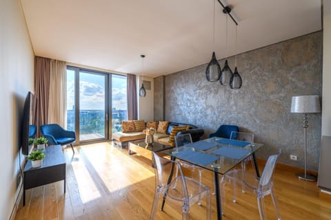 TV and multimedia, View (from property/room), Living room, Dining area, City view, Landmark view, River view