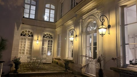Property building, Facade/entrance, Night