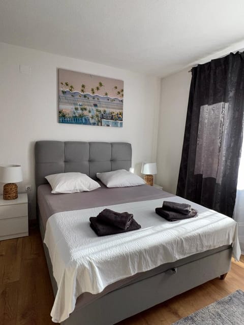Photo of the whole room, Bedroom