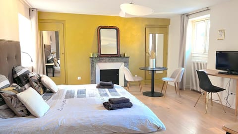 Photo of the whole room, Bedroom