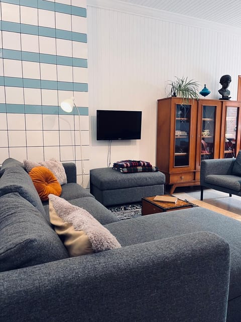 TV and multimedia, Living room, Seating area, Evening entertainment